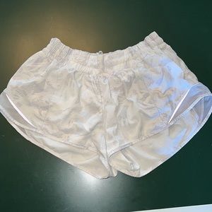Womens Lululemon hotty hot shorts 2.5 size 8